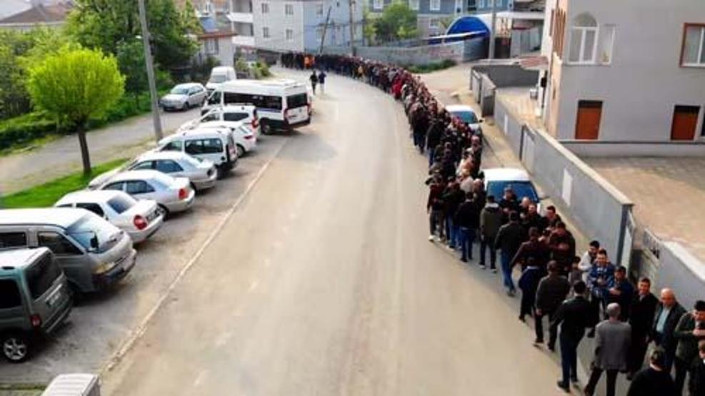 Gelenek bozulmadı: 1 kilometrelik bayramlaşma kuyruğu
