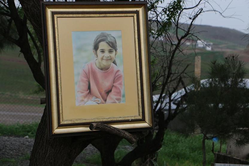Narin Güranın mezarını ziyaret eden arkadaşları şeker ve çiçek bıraktı