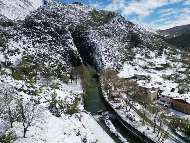 Ulukaya Şelalesi ve Kanyonunda kar güzelliği