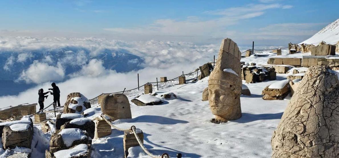 Nisan ayında Nemrutta turistlere kar sürprizi