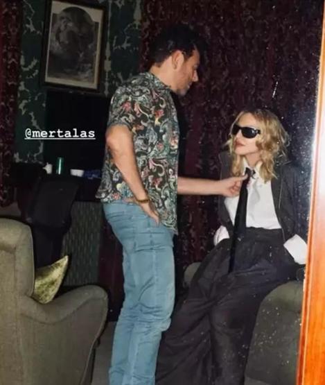 Madonna yakın arkadaşı Mert Alaş ile fotoğrafını paylaştı