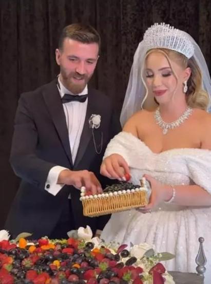 Aleyna Dalverenin düğününe İbrahim Tatlıseste katıldı Milyon dolarlık altınlar ağızları açık bıraktı