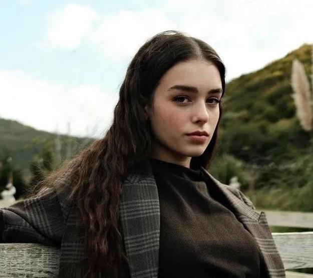 İnci Tanelerinin Ayçası Ülkü Hilal Çiftçinin kardeşine bakın MEĞER YILLAR ÖNCE KIVANÇ TATLITUĞ İLE AYNI DİZİDE OYNAMIŞ