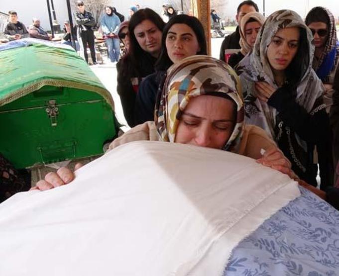 Kan donduran cinayet 24 yaşındaki Hatice toprağa verildi: Anneden yürek yakan feryat