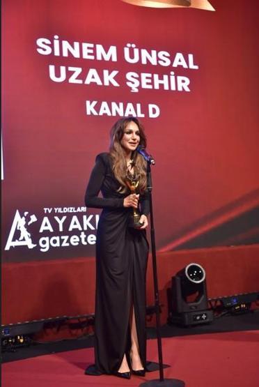 UZAK ŞEHİR’E ÖDÜL YAĞMURU EN İYİ DİZİ ‘UZAK ŞEHİR’