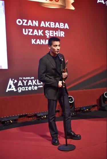 UZAK ŞEHİR’E ÖDÜL YAĞMURU EN İYİ DİZİ ‘UZAK ŞEHİR’