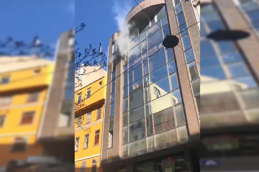 Karaköy’de ayakkabı deposunda korkutan yangın