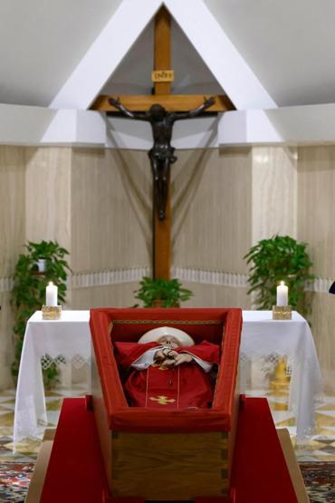 Dünya bu fotoğrafları konuşuyor Vatikan, Papa Francis’in tabut içindeki görüntülerini paylaştı