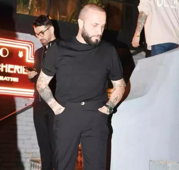 Berkay kolunda servet taşıyor Katıldığı davette ortaya çıktı