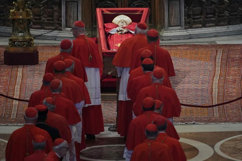 Papa Francisin Naaşı Ziyarete Açıldı Aziz Petrus Bazilikası’na Getirildi: İsviçreli Muhafızlar Nöbette…