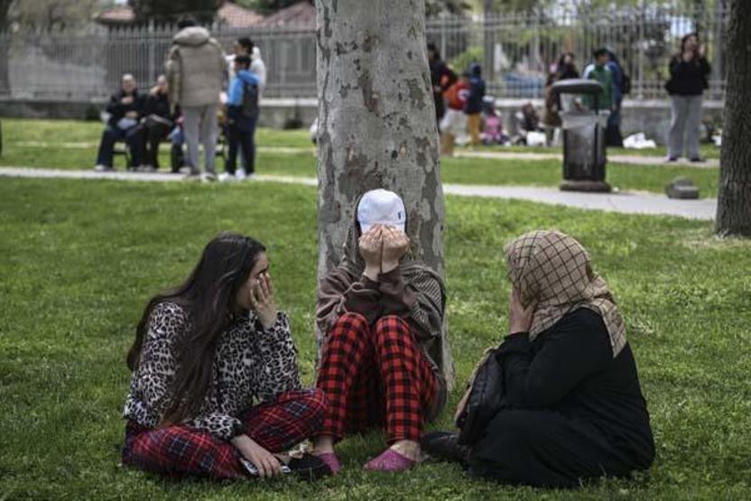Son Dakika Deprem Haberleri... İstanbullular Sokaklara Döküldü