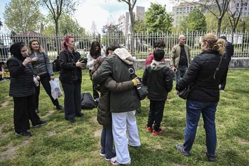 Son Dakika Deprem Haberleri... İstanbullular Sokaklara Döküldü
