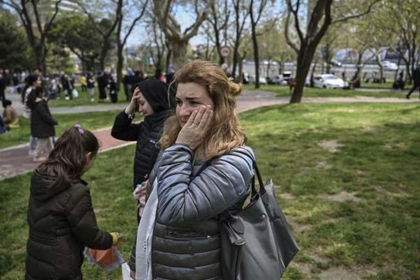 Son Dakika Deprem Haberleri... İstanbullular Sokaklara Döküldü