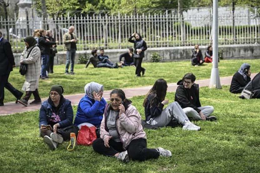 Son Dakika Deprem Haberleri... İstanbullular Sokaklara Döküldü