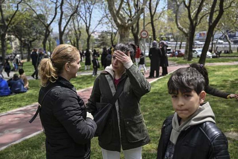 Son Dakika Deprem Haberleri... İstanbullular Sokaklara Döküldü