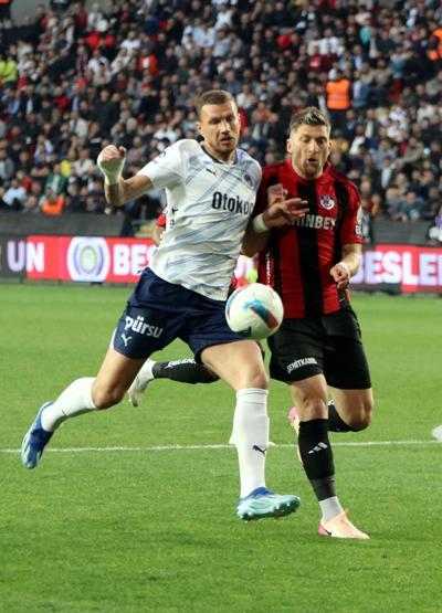 Fenerbahçe Kaptanı Edin Dzekodan ofsayt tepkisi: Garip çizildi