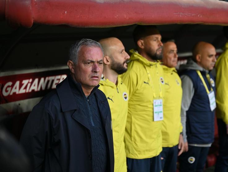 Fenerbahçede futbol aklı değişiyor Ali Koç, görüşmelere başladı...