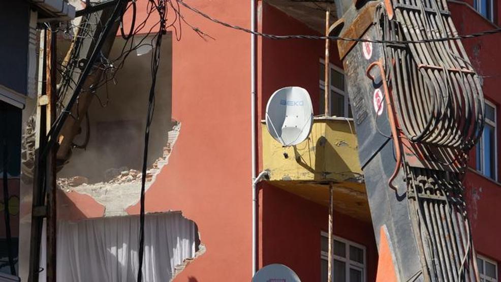 6,2lik depremde zarar görmüştü 5 katlı bina kontrollü şekilde yıkıldı