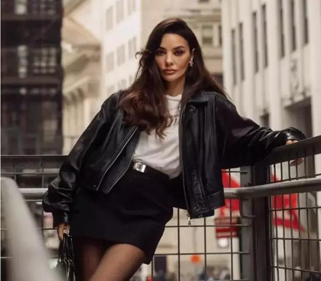 Hazal Filiz Küçükköse paylaşımıyla adından söz ettirdi Dünya yıldızlarıyla bir araya geldi