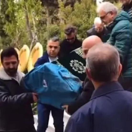 ACI HABERLE YIKILMIŞTI Şarkıcı Tayfun Duygulu annesini gözyaşları içerisinde son yolculuğuna uğurladı