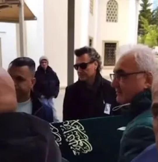 ACI HABERLE YIKILMIŞTI Şarkıcı Tayfun Duygulu annesini gözyaşları içerisinde son yolculuğuna uğurladı