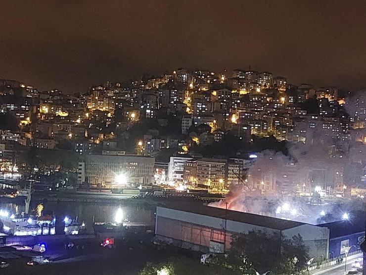 Zonguldakta limanda yangın Sahadaki vinç kullanılamaz hale geldi