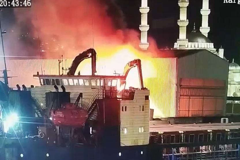 Zonguldakta limanda yangın Sahadaki vinç kullanılamaz hale geldi