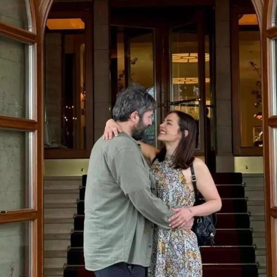 Ünlü oyuncu İpek Karapınar tatilde yönetmen sevgilisinin evlilik teklifini kabul etti