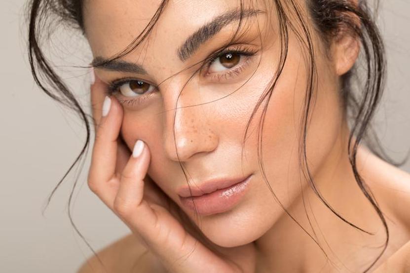PARLAK VE PÜRÜZSÜZ BİR CİLT İÇİN 3 DETOKS İÇECEĞİ Kolajen üretimini artırıyor C vitamini ile teni ışıl ışıl yapıyor