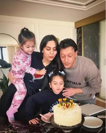 Mesut Özilin eşi Amine Gülse 32. yaşını ailesiyle kutladı