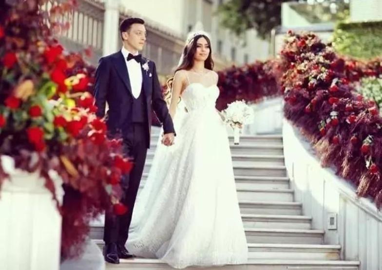 Mesut Özilin eşi Amine Gülse 32. yaşını ailesiyle kutladı