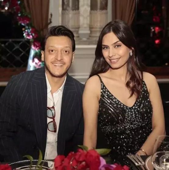 Mesut Özilin eşi Amine Gülse 32. yaşını ailesiyle kutladı