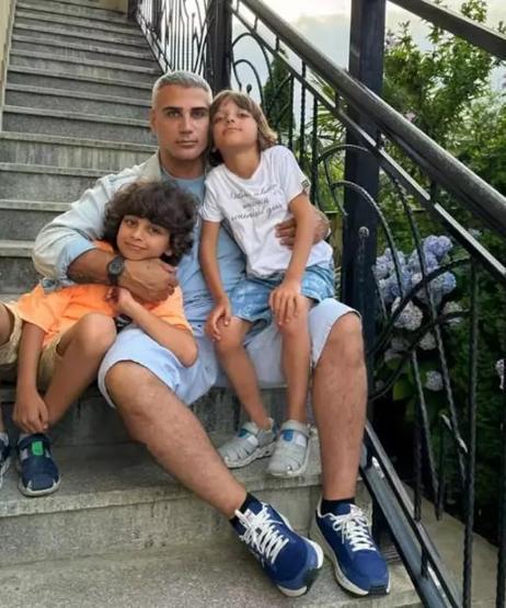 Doğuşun ikizleri Arda ve Arının babalarına benzerliği dikkat çekti
