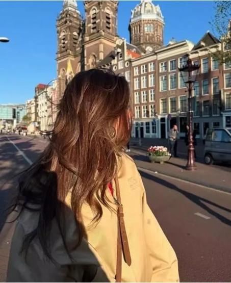 Sıla Türkoğlu, Amsterdam tatilinde aşka geldi
