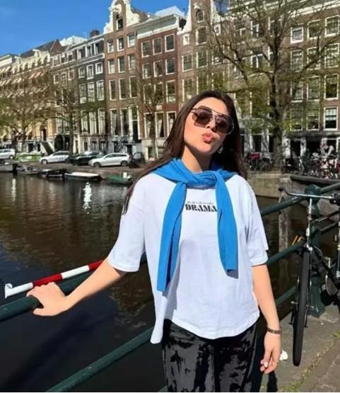 Sıla Türkoğlu, Amsterdam tatilinde aşka geldi