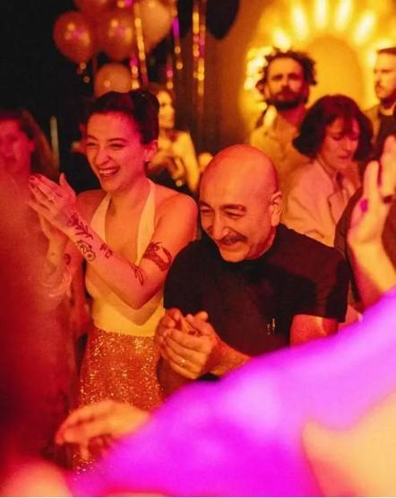 Eşiyle yaş farkı tepki çekmişti Melike Şahin, sahnede aşkını haykırdı
