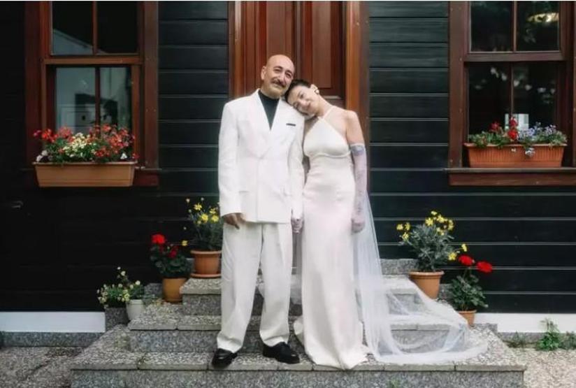 Eşiyle yaş farkı tepki çekmişti Melike Şahin, sahnede aşkını haykırdı