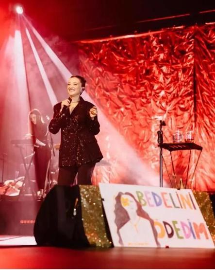 Eşiyle yaş farkı tepki çekmişti Melike Şahin, sahnede aşkını haykırdı
