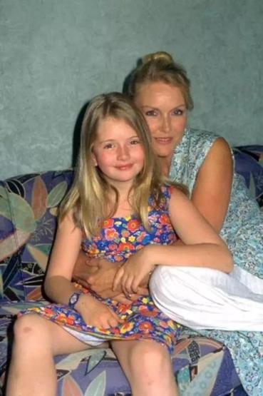 Arka Sokakların Gökçesi Yasemin Kay Allenın annesine bakın GÜZELLİĞİNİ KİMDEN ALDIĞI BELLİ OLDU
