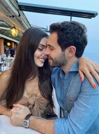 HANDE ERÇEL - HAKAN SABANCI ÇİFTİ AŞKA GELDİ Roma-Paris treninde romantik poz