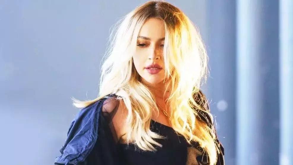 BEĞENİ BUTONU ÇÖKTÜ Hadise sezonu erken açtı