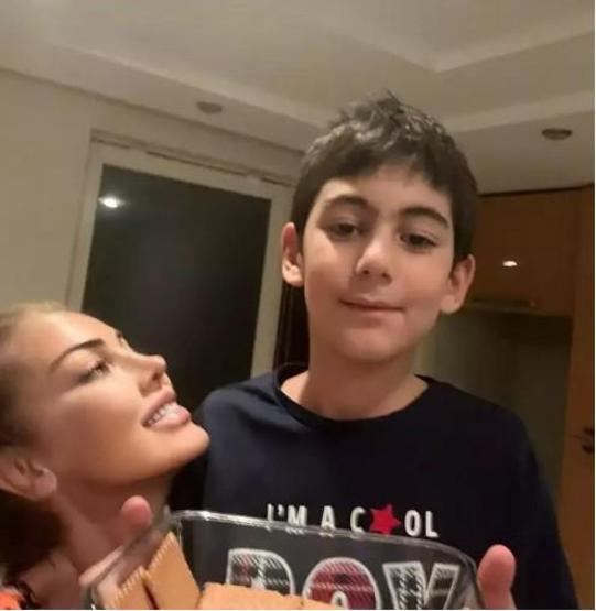 Petek Dinçözün oğlu kocaman oldu Annesinin boyuna yaklaştı