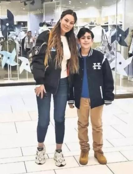 Petek Dinçözün oğlu kocaman oldu Annesinin boyuna yaklaştı