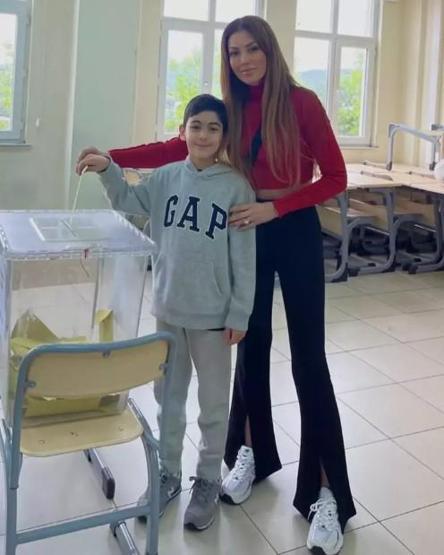 Petek Dinçözün oğlu kocaman oldu Annesinin boyuna yaklaştı