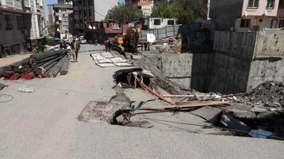 Gaziosmanpaşada yol çöktü İki bina tahliye edildi