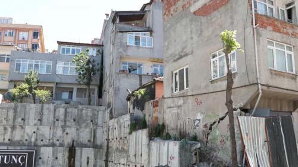 Gaziosmanpaşada yol çöktü İki bina tahliye edildi