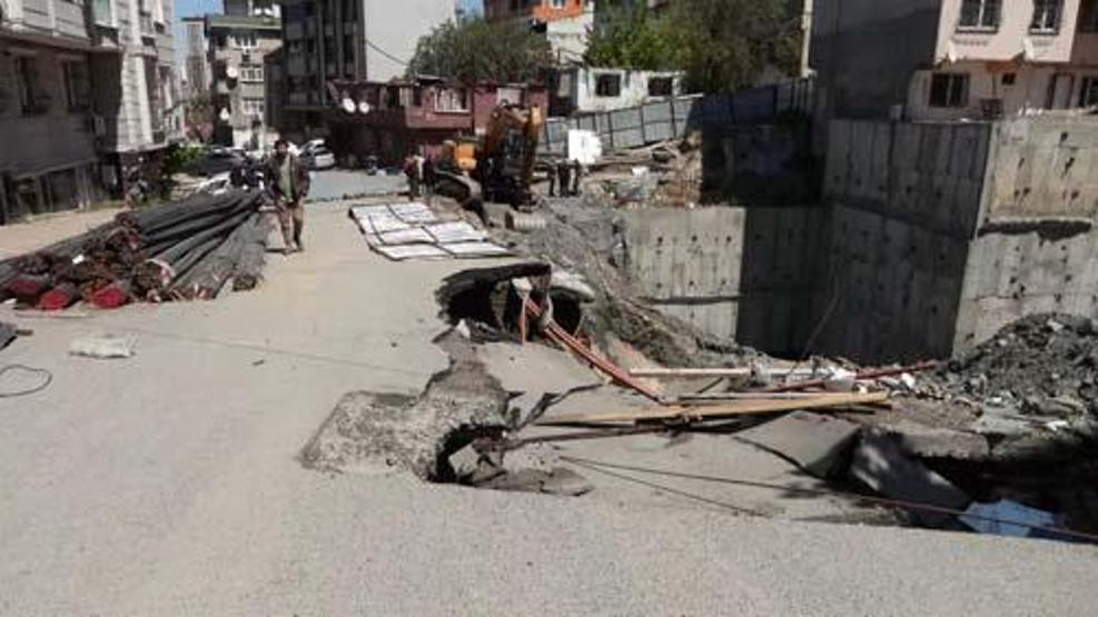 Gaziosmanpaşada yol çöktü İki bina tahliye edildi