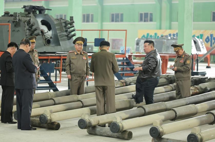 Kuzey Kore lideri Kim tank fabrikasını gezdi: Modern savaş vurgusu...
