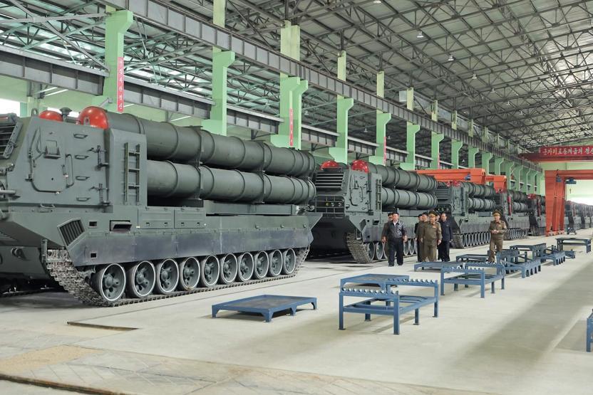 Kuzey Kore lideri Kim tank fabrikasını gezdi: Modern savaş vurgusu...