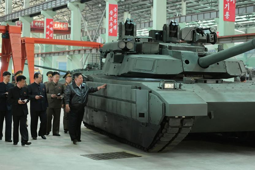 Kuzey Kore lideri Kim tank fabrikasını gezdi: Modern savaş vurgusu...